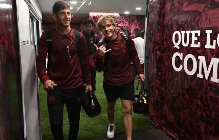 De la Vega junto a Belmonte, autor del gol.