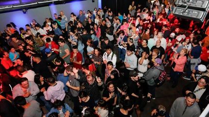 anto las luces como el volumen de la música están adaptados.