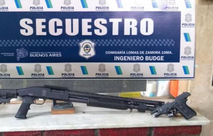 Se secuestraron armas de fuego y otros elementos.