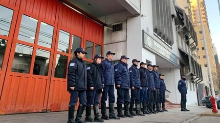 Algunos bomberos locales en el acto formal de izamiento de la bandera y toque de sirena.
