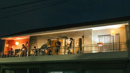 Un balcón, buenos músicos y la compañía de la luna para disfrutar gratis. Un balcón, buenos músicos y la compañía de la luna para disfrutar gratis.