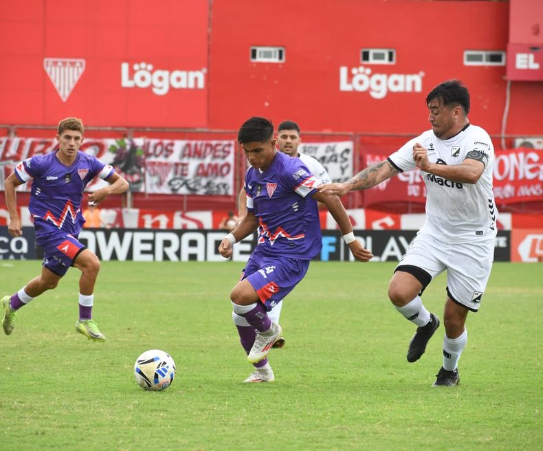Aaron Sandoval encabeza un avance de Los Andes.