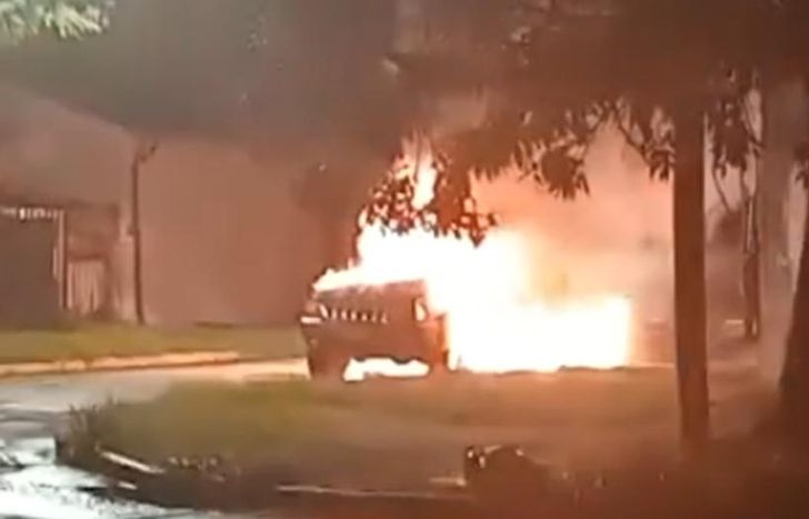 La camioneta, envuelta en llamas.