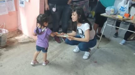 Claudia en plena visita en Fiorito.
