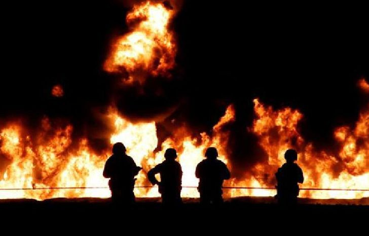 Centenares de personas se habían agolpado para robar el combustible de la fuga provocada en la tarde de ayer.