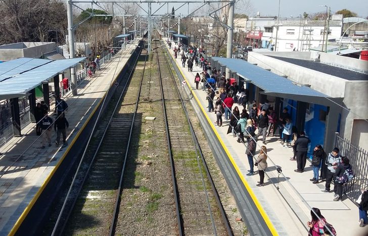 Increible: parió sola guiada por la IA y su novio dejó a la bebé en una estación de tren