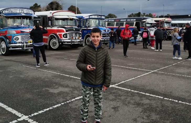 Va a las exposiciones de colectivos para crear contenido para su canal de YouTube.