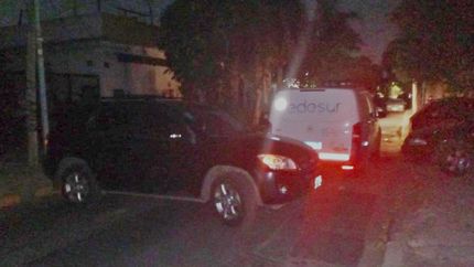 Cruzaron autos para que la camioneta de Edesur no pudiera irse.