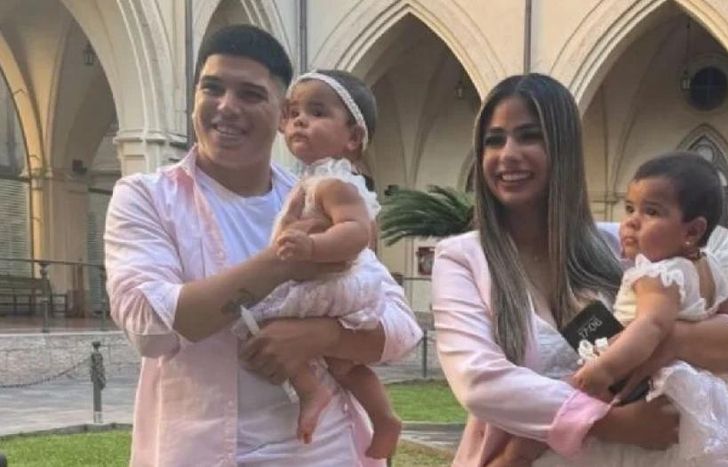 La pareja y sus gemelas.