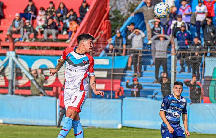 Meaurio con un gran cabezazo le dio el empate al Tricolor en el primer tiempo.