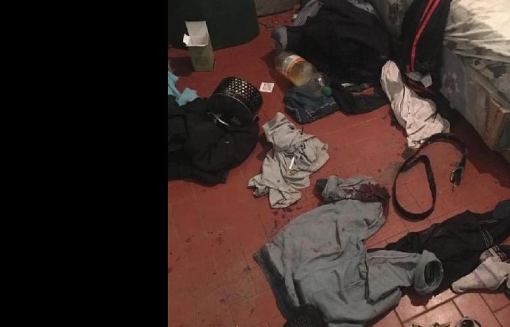 Los efectivos acudieron al domicilio y encontraron a las víctimas con heridas cortantes y puñaladas.