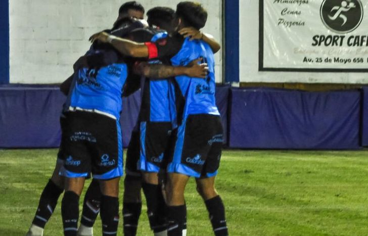 Abrazos para el goleador Matías Sproat.