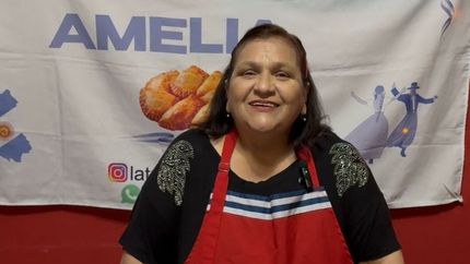 Amelia es una reconocida cantante y cocinera de Lomas. Amelia es una reconocida cantante y cocinera de Lomas.