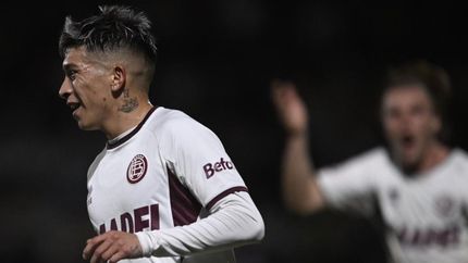 Matías Esquivel festeja el gol del triunfo en Vicente López.