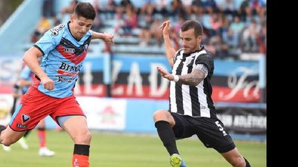 Nicolas Benegas, por el gol y su entrega, fue la figura del triunfo de Brown de Adrogué.