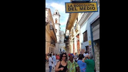 La Bodeguita del Medio, visita obligada, sobre la calle Empedrado.