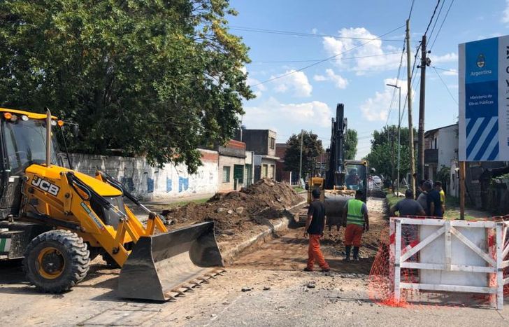 Por otro lado, se están reparando los baches que hay en la calle Francisco Siritto, en el tramo que va desde Santa Isabel hacia José M. Jorge, en el barrio Parque Barón.
