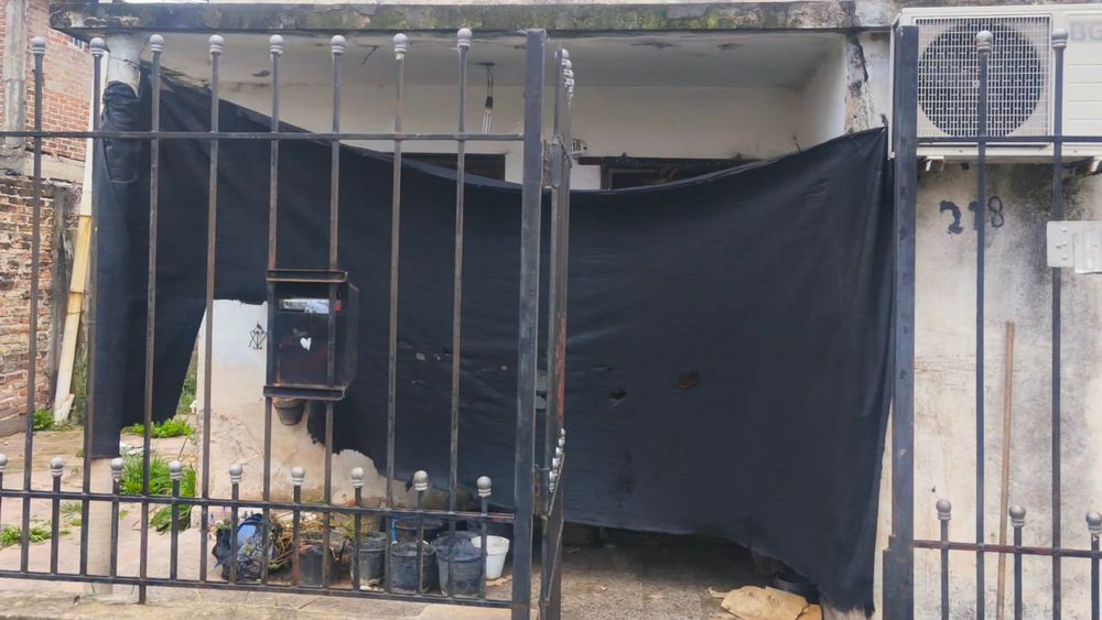 La casa de Banfield donde la mujer fue hallada sin vida.