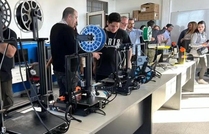 Tiene 25 computadoras, impresoras 3D, scanners, mobiliario y aire acondicionado.