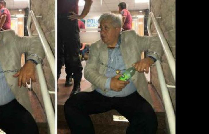 Estuvo más de 10 horas encadenado en señal de protesta.