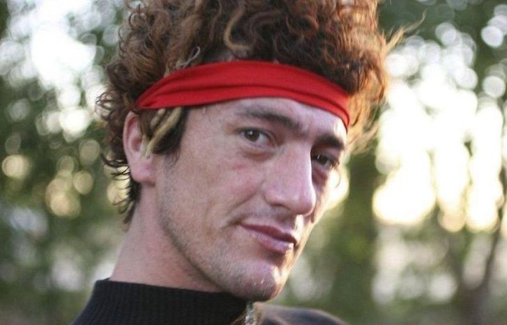 Un video lo muestra cantando en vivo.