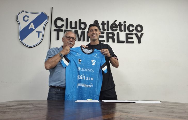 Santiago Flores junto al presidente Alberto Lecchi.