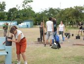 Con la forestación siguen mejorando los parques, plazas y calles de Lomas.