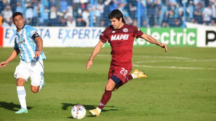 Malcorra lleva la pelota perseguido por Acosta. Malcorra lleva la pelota perseguido por Acosta.