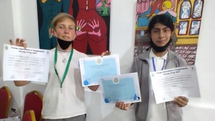 Los dos chicos orgullosos por su logro.