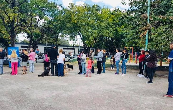se vacunaron 180 mascotas en un encuentro que se realizó en conjunto con la delegación local.