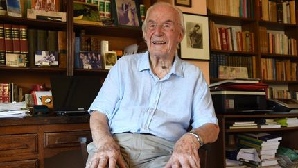 Natalio fue llamado por Raúl Alfonsín para ocupar el cargo de escribano de Gobierno.