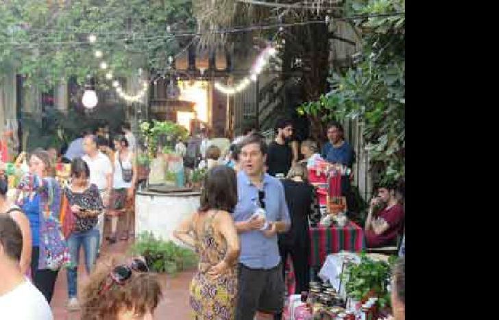 en Almirante Brown 2163, a 100 metros de la estación de trenes de Lomas de Zamora.