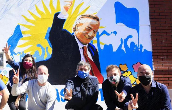 Insaurralde y Máximo, junto al mural de Néstor Kirchner.