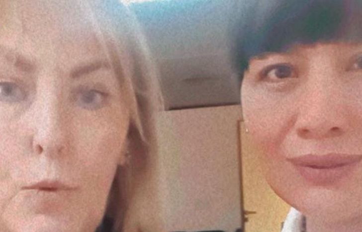 La enfermera Carina Medina (derecha) junto a su abogada, Raquel Hermida Leyenda.