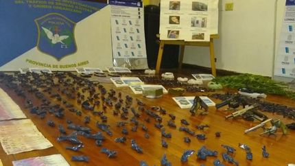 Incautaron armas, dinero en efectivo, celulares y droga.