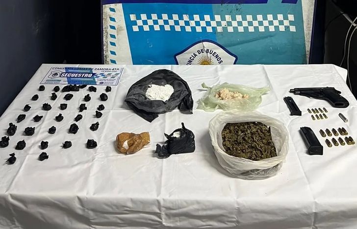 El arma y las drogas incautadas en el allanamiento en Llavallol.