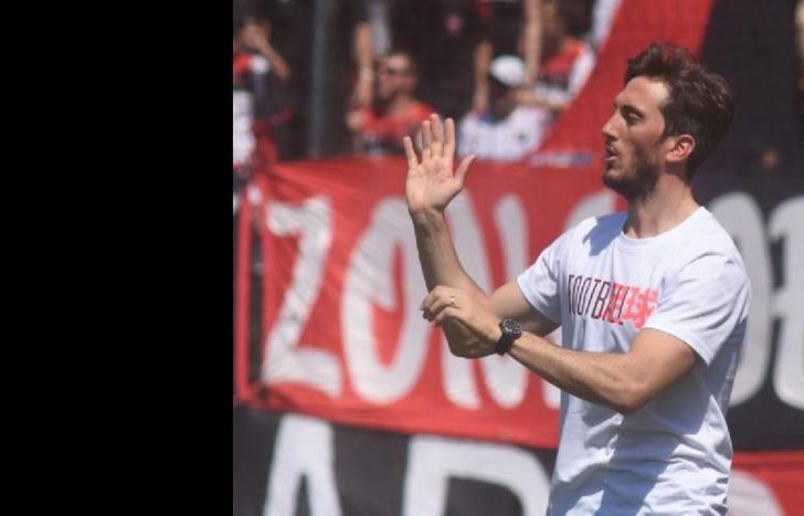 El técnico de Lanús cambiará de esquema para visitar al Decano.