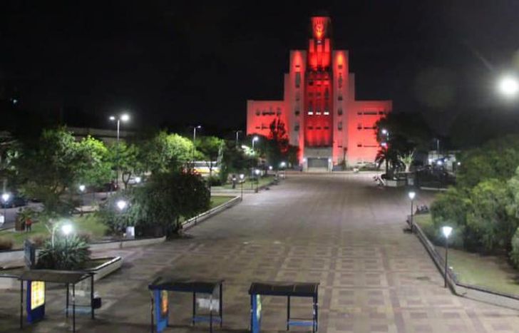 Así quedó iluminado el edificio del Municipio ayer a la noche.