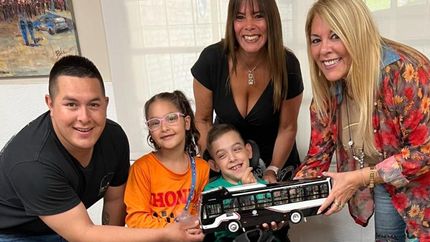 Romeo junto a su familia y Celina en Yitos. Un momento que jamás se olvidará.