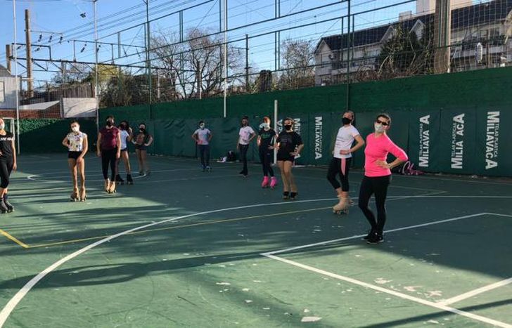 La profe dando clases al grupo de patinadores Avanzados.