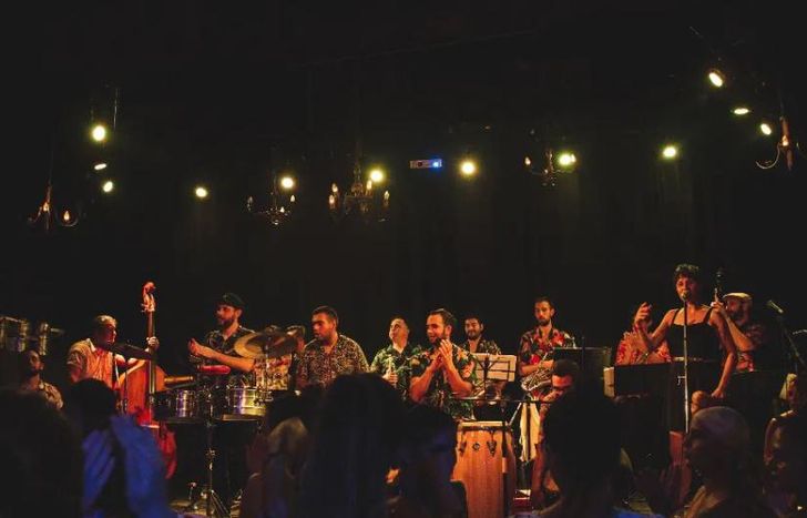 La orquesta, en vivo.