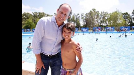 el intendente, martín insaurralde, saludó a los chicos.