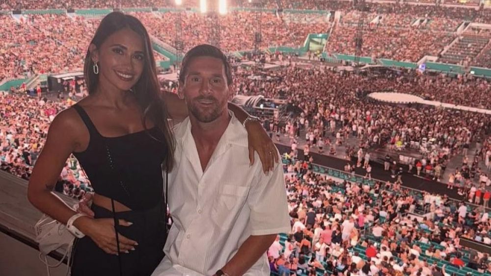 Antonela Roccuzzo y Lionel Messi, en un show de Coldplay.