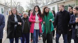Funcionarios recorrieron el barrio junto a los vecinos.