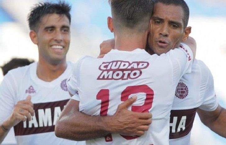 El abrazo al eterno goleador, clave en la victoria de Lanús sobre Colón de Santa Fe.