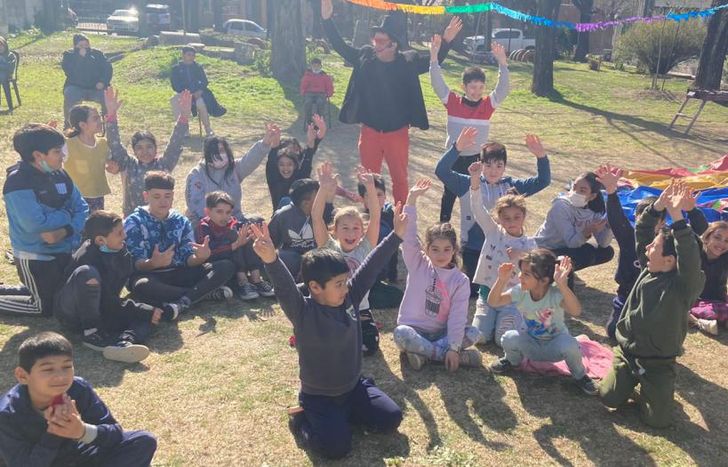 Un espacio con actividades recreativas.