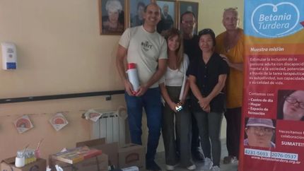 Todo el grupo de Betania a la espera de las donaciones.