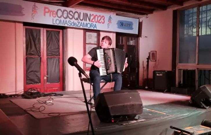 Leandro haciendo lo que más le gusta: trasmitir sentimientos a los oyentes.