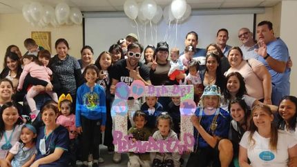 Todos lo años, familias y los profesionales del hospital se reúnen para este festejo.
