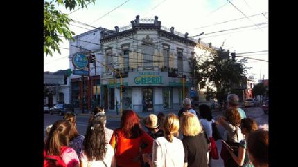 para conocer la historia de comercios, instituciones, vecinos y estilos arquitectónicos.
